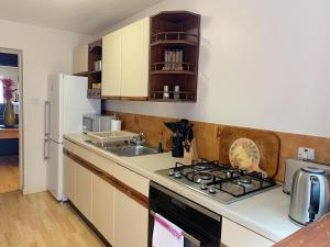 Gallery image of Cosy Central Windsor House Sleeps 4 in Windsor