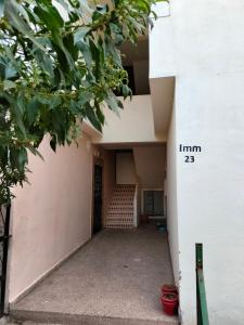 un accès à un bâtiment avec son numéro dans l'établissement Appartement calme et confortable, à Al Ghar