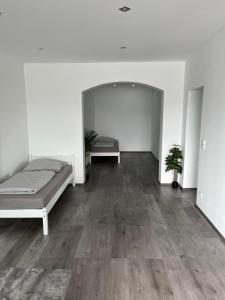 Habitación vacía con cama y espejo en Messewohnung/Ferienwohnung, en Colonia