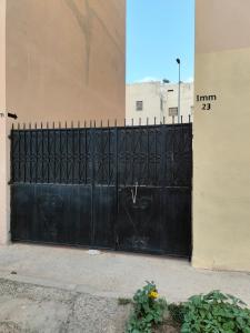 une porte en métal noir avec deux cœurs dessus dans l'établissement Appartement calme et confortable, à Al Ghar