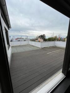 einen Balkon mit Blick auf eine Terrasse in der Unterkunft Messewohnung/Ferienwohnung in Köln