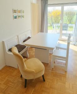 a dining room with a table and a chair at Sonniges 2-Zimmer-Gartenapartment in Bietigheim-Bissingen