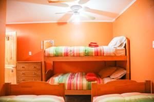 - une chambre avec 2 lits superposés et un ventilateur de plafond dans l'établissement Hostal Chaxa, à San Pedro de Atacama