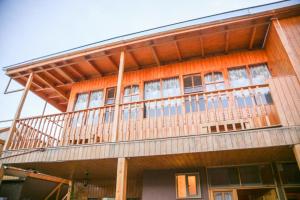 una casa con balcón en la parte superior en Hostal Chaxa, en San Pedro de Atacama