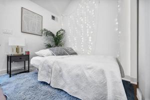 ein Schlafzimmer mit einem Bett und einem Tisch mit einer Pflanze in der Unterkunft Lux Stay's Modern Loft Style Tiny Home in ATL in Atlanta + 47 Fotos