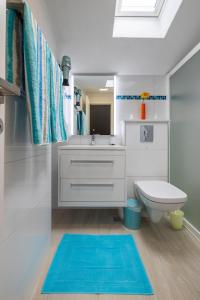 une salle de bain avec un lavabo, des toilettes et un miroir dans l'établissement Apartmani Soldan, à Makarska 77 autres photos
