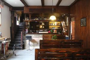 La sala de estar o bar de Old Street Courtyard (Free Pick up Service)