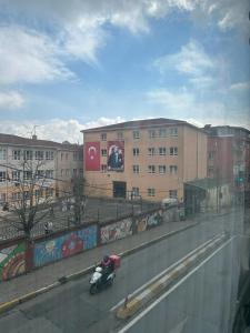 uma moto estacionada numa rua em frente a um edifício em USA EMBASSY for VISA em Istambul