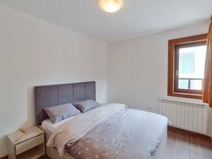 um quarto com uma cama grande e uma janela em Oaza em Fojnica