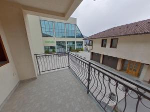 un balcón vacío de un edificio con barandilla en Oaza en Fojnica