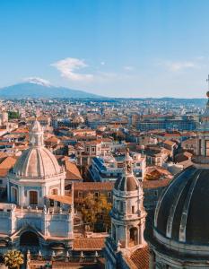 een luchtzicht op een stad met gebouwen bij Be happy Rooms in Catania