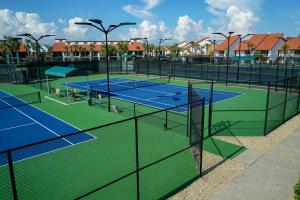 eine Gruppe von Tennisplätzen auf einem Tennisplatz in der Unterkunft Edgewater Villa 2406 in Panama City Beach