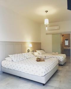 2 Betten in einem großen Zimmer mit zwei in der Unterkunft Herdade dos Sepol in Odivelas