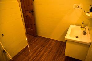 uma pequena casa de banho com um lavatório e um espelho em Summit Resorts (Republika Central) em Abbottabad
