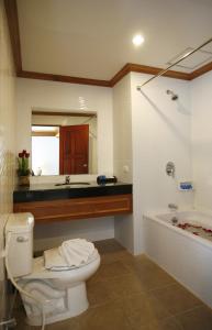 Jiraporn Hill Resort tesisinde bir banyo