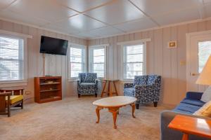 ein Wohnzimmer mit einem Sofa, Stühlen und einem TV in der Unterkunft Ocean Terrace Family Apartments in Ocean City