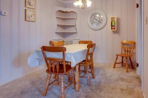 Ocean Terrace Family Apartments في آوشين سيتي: غرفة طعام مع طاولة وكراسي