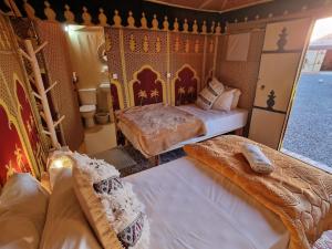 um quarto com duas camas num quarto em Nkhila Lodge em Marrakech