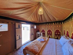 a bedroom with a large bed in a room at Nkhila Lodge in Marrakech