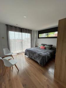 1 dormitorio con 1 cama, 1 mesa y 1 silla en Casa para 8 personas en Berga - ALBERGA, en Berga
