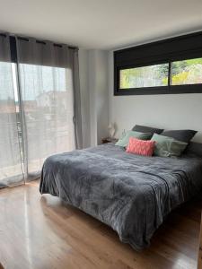 1 dormitorio con cama grande y ventana grande en Casa para 8 personas en Berga - ALBERGA, en Berga