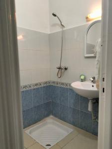 La salle de bains est pourvue d'un lavabo et d'un miroir. dans l'établissement Appartement calme et confortable, à Al Ghar