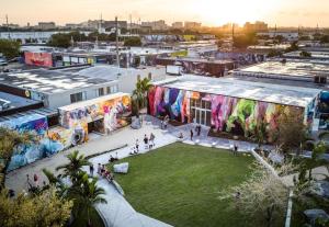 un grupo de personas de pie en un parque en una ciudad en Coral Gable Studio & House Free Parking & Wifi, en Miami