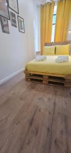 Ένα ή περισσότερα κρεβάτια σε δωμάτιο στο S.Soares Yellow Beato