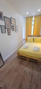 リスボンにあるS.Soares Yellow Beatoのベッドルーム1室(黄色のベッド1台付)