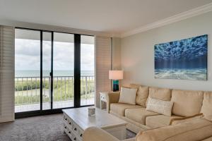 Afbeelding uit fotogalerij van Cozy Coastal Condo with Pool Access Steps to Beach! in Marco Island