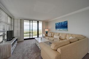 Afbeelding uit fotogalerij van Cozy Coastal Condo with Pool Access Steps to Beach! in Marco Island