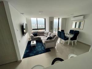 un soggiorno con divano e tavolo di Moderno y cómodo apartamento en Puerta del Sol a Bucaramanga