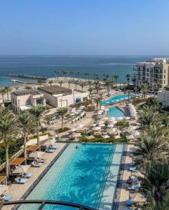 einen Luftblick auf ein Resort mit einem Pool in der Unterkunft Address beach resort fujairah in Ḩaqīl