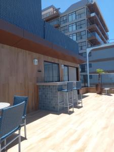 un patio con sillas y un bar en un edificio en AP Decorado no Circuito do Carnaval de Salvador, en Salvador