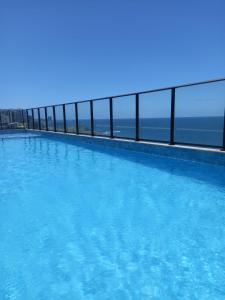 una gran piscina con vistas al océano en AP Decorado no Circuito do Carnaval de Salvador, en Salvador