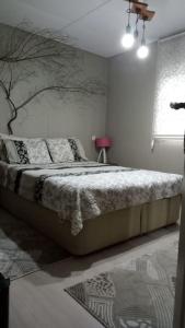 een slaapkamer met een groot bed in een kamer bij bungalov ve göl kenarina kurulmuş sahil evi. 
