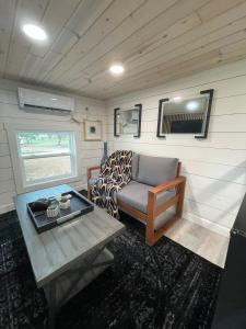 een woonkamer met een bank en een tafel bij Tiny Islands Resort in Blanco
