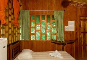 Cama en habitación con ventana y cama sidx sidx sidx sidx en Sunset Lodge en Drake