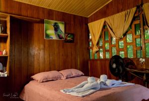 Säng eller sängar i ett rum på Sunset Lodge