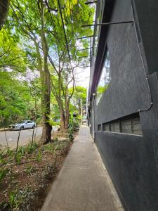 un trottoir à côté d'un bâtiment avec fenêtre dans l'établissement Apartamento Lleras, à Medellín