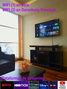 a living room with a tv and a table at Apartamento en La Paz in La Paz