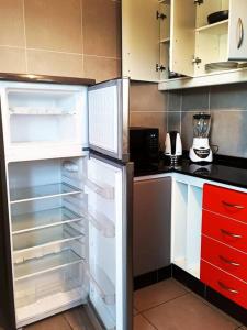 una cocina con una nevera vacía con la puerta abierta en Apartamento en La Paz, en La Paz