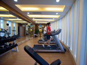 Fitness centrum a/nebo fitness zařízení v ubytování Zhuhai Charming Holiday Hotel-Free Welcome Fruit Plate
