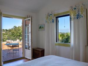 Posteľ alebo postele v izbe v ubytovaní Villa in La Croix-Valmer with Sea Views & Pool