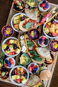 una mesa llena de platos de diferentes tipos de alimentos en Leonardo Hotel Amsterdam Rembrandtpark, en Ámsterdam