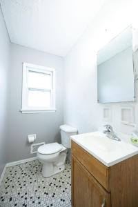 Ένα μπάνιο στο Cheerful home with free parking and WiFi +11 φωτογραφίες