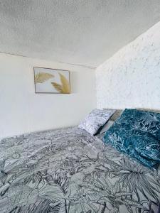 una camera con un letto e una foto appesa al muro di OLotus Studio Punaauia a Punaauia