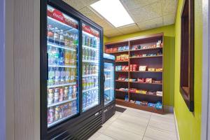 un pasillo de una tienda de comestibles con nevera y estanterías de bebidas en Holiday Inn Express Hotel & Suites East Lansing, an IHG Hotel, en East Lansing