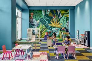 Habitación con mesas, sillas y un mural en Crowne Plaza Resort Saipan, en Garapan