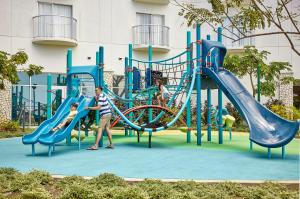 un hombre y una mujer jugando en un patio de recreo en Crowne Plaza Resort Saipan en Garapan